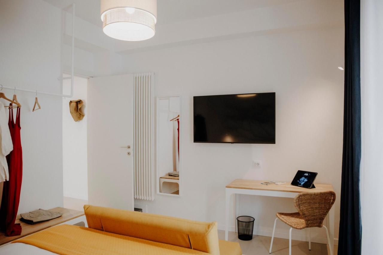 Petrarca17 Guest House A Due Passi Dal Mare تيراتشينا المظهر الخارجي الصورة
