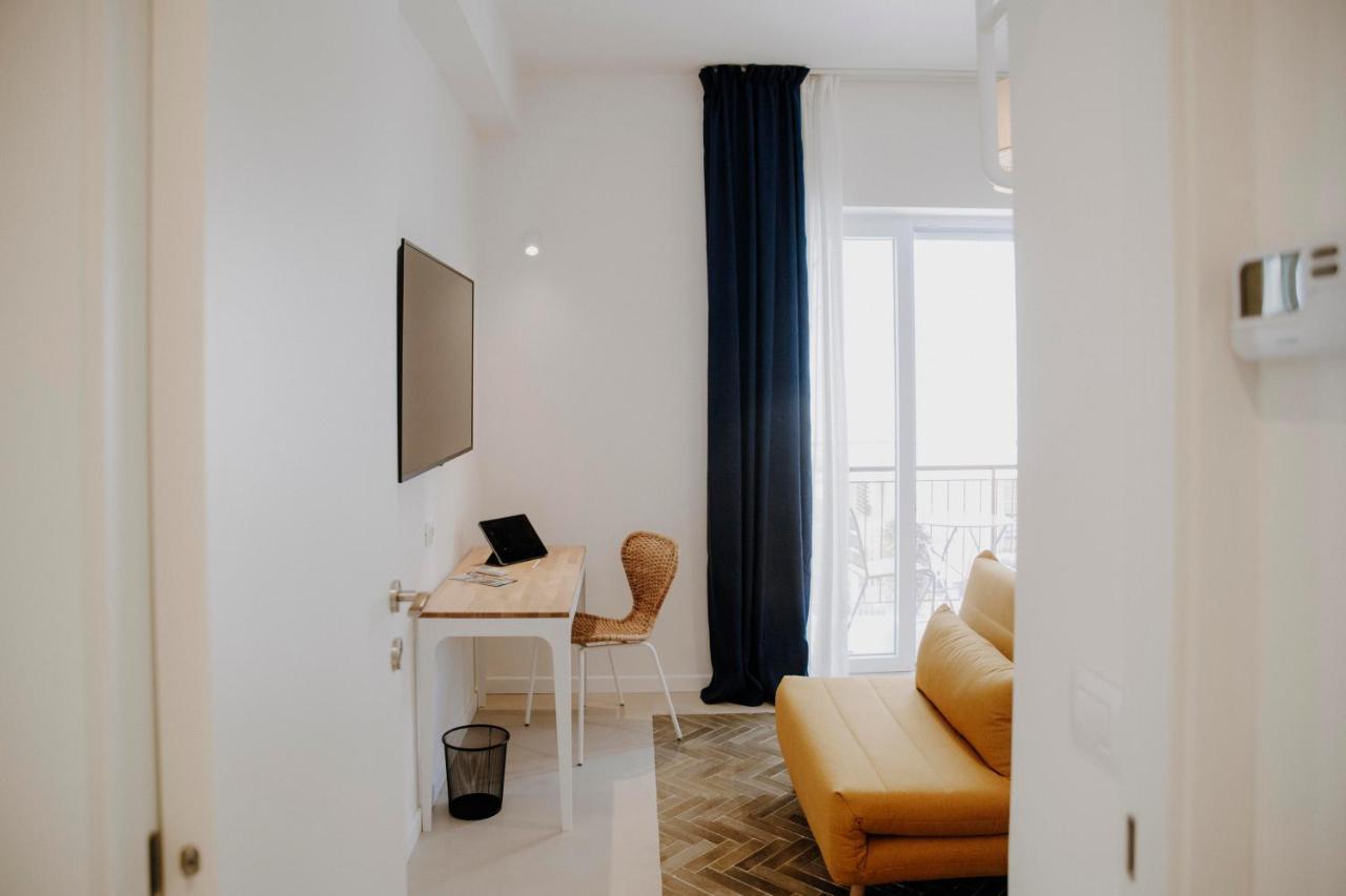 Petrarca17 Guest House A Due Passi Dal Mare تيراتشينا المظهر الخارجي الصورة